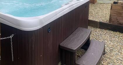 Stylish barn conversion, sleeps 5, with hot tub