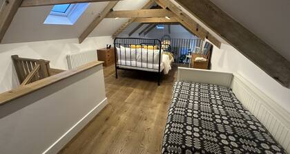 Stylish barn conversion, sleeps 5, with hot tub