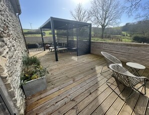 Outdoor dining - Stylish barn conversion, sleeps 5, with hot tub (Carmarthen)