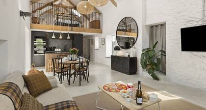 Stylish barn conversion, sleeps 5, with hot tub