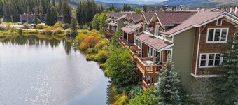 Beautiful multi-level condo in the heart of Town of WP. Hot tub. Views