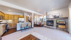 Interior - Beautiful multi-level condo in the heart of Town of WP. Hot tub. Views (Winter Park)