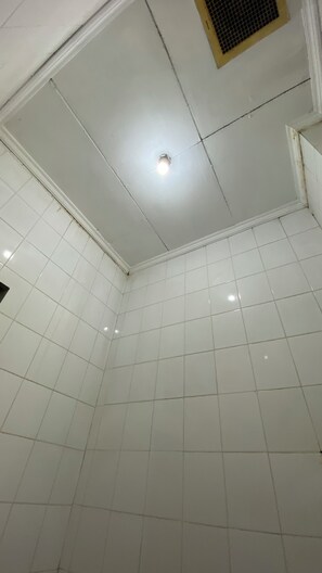 A tiled room with a white ceiling and a vent. - Collection O Pekalongan Near Pasar Batik Setono Formerly Hotel Jayadipa (Pekalongan)