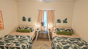 3 bedrooms, WiFi, bed sheets - Family Retreat! 3BR/2BA, Sleeps 10, 3mi to Beach (Santa Rosa Beach)