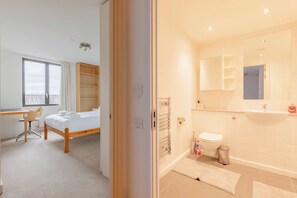 2 bedrooms, iron/ironing board, Internet, bed sheets