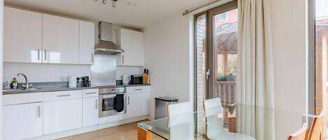 Kjøleskap, mikrobølgeovn, ovn og kokeplater