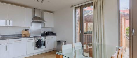 Frigorífico, microondas, horno y placa de cocina