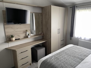 Room - 3Br Wemyss Bay Lodge - Sea Views, Wifi & Parking (Wemyss Bay)