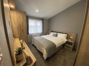 Cabin | 3 bedrooms, iron/ironing board, free WiFi, bed sheets - 3Br Wemyss Bay Lodge - Sea Views, Wifi & Parking (Wemyss Bay)