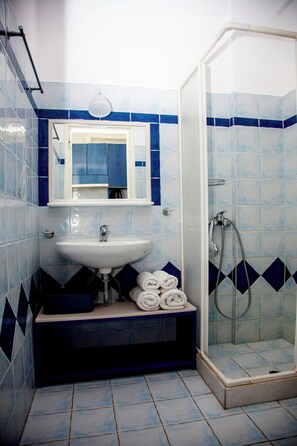 Shower, hair dryer, towels, soap - AURA PAROS (Paros)