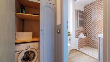 Asciugamani, sapone, shampoo, carta igienica