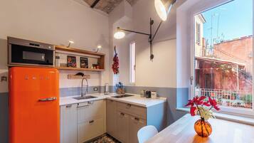 Kühlschrank, Mikrowelle, Herdplatte, Wasserkocher mit Kaffee-/Teezubehör