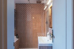 Toallas, jabón, champú y papel higiénico