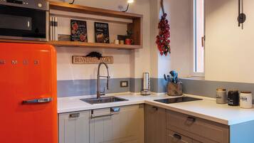 Kühlschrank, Mikrowelle, Herdplatte, Wasserkocher mit Kaffee-/Teezubehör