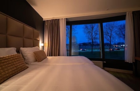 Double Room | Minibar, in-room safe, desk, laptop workspace