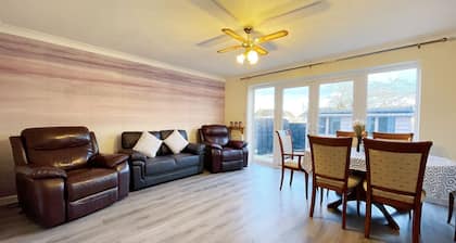 Fantastic 4 Bedrooms Holiday Home