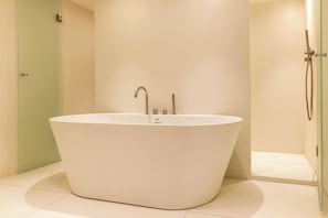 Douche, sĂšche-cheveux, serviettes fournies, shampoing