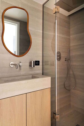 Douche, sèche-cheveux