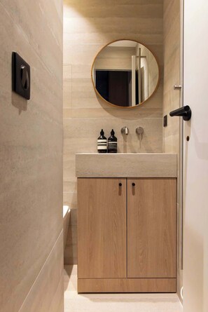 Shower, hair dryer, towels - Studio Moderne - AC - 2P- Le Marais (Paris)