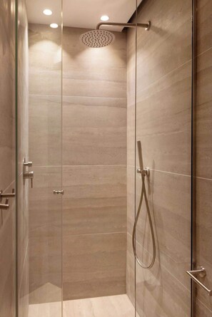 Dusj, hårføner og sjampo