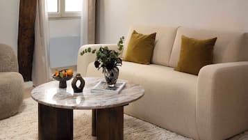 Smart-tv, een open haard en een kantoor