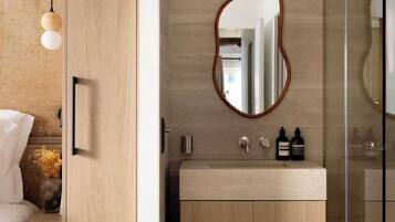 Regadera, secadora de cabello, shampoo