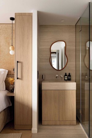 Suihku, hiustenkuivaaja, sampoo