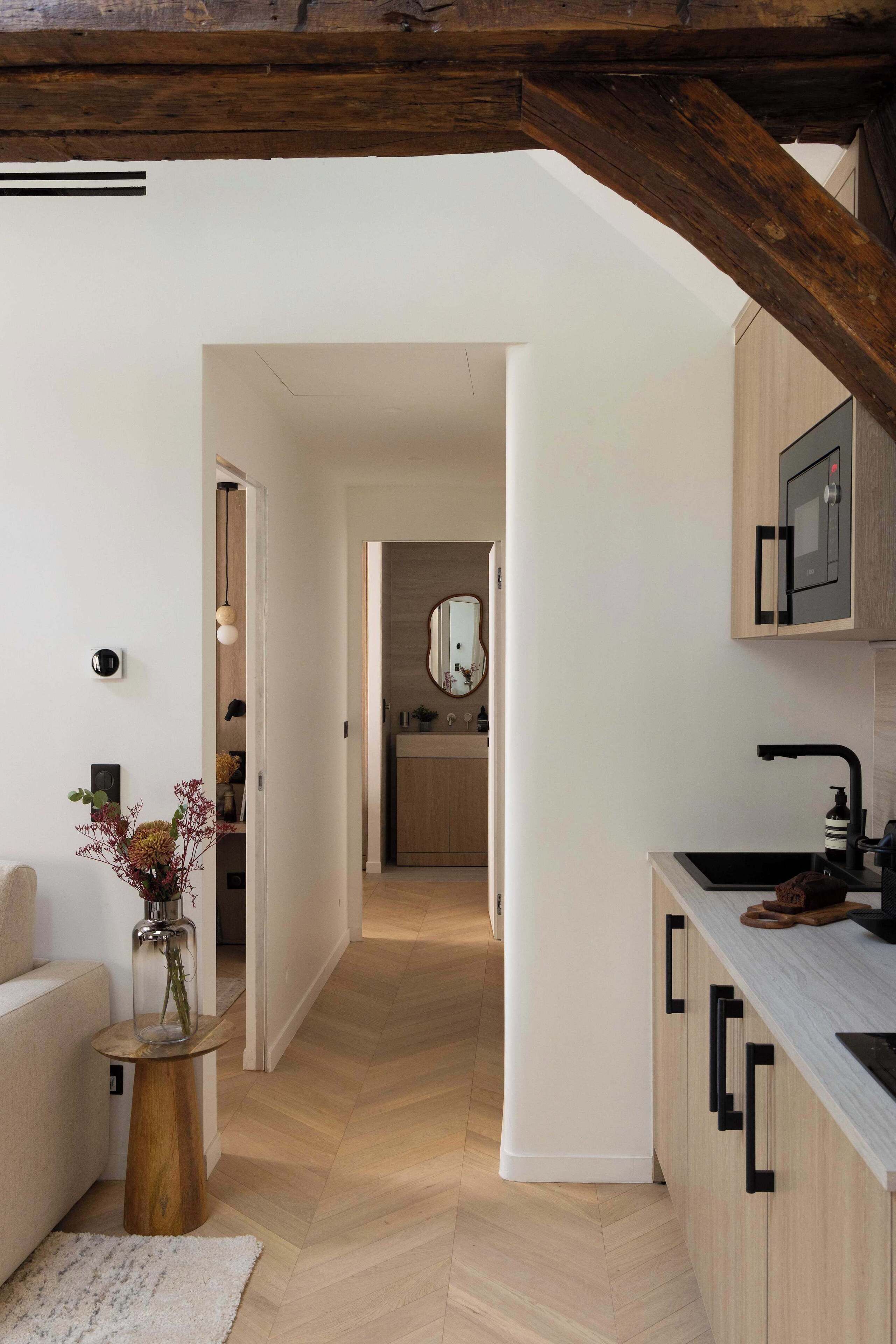 Refrigerador, microondas, parrilla de estufa y cafetera y tetera 