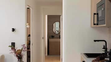 Refrigerador, microondas, parrilla de estufa y cafetera y tetera