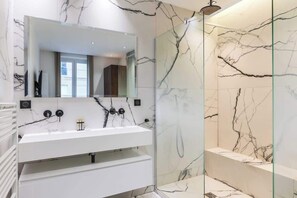Shower, hair dryer, shampoo - Superb AC Apartment Center of Paris (Paris)