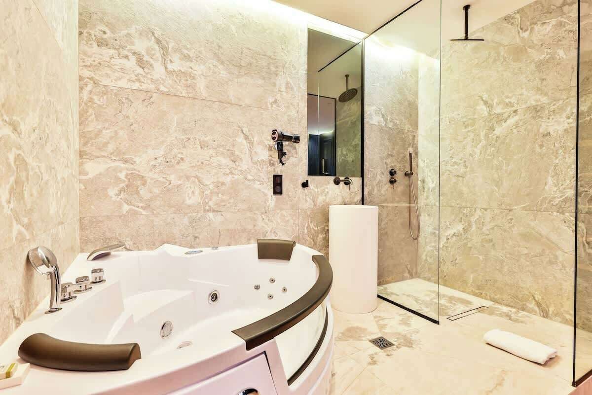 Douche, sèche-cheveux, serviettes fournies, shampoing