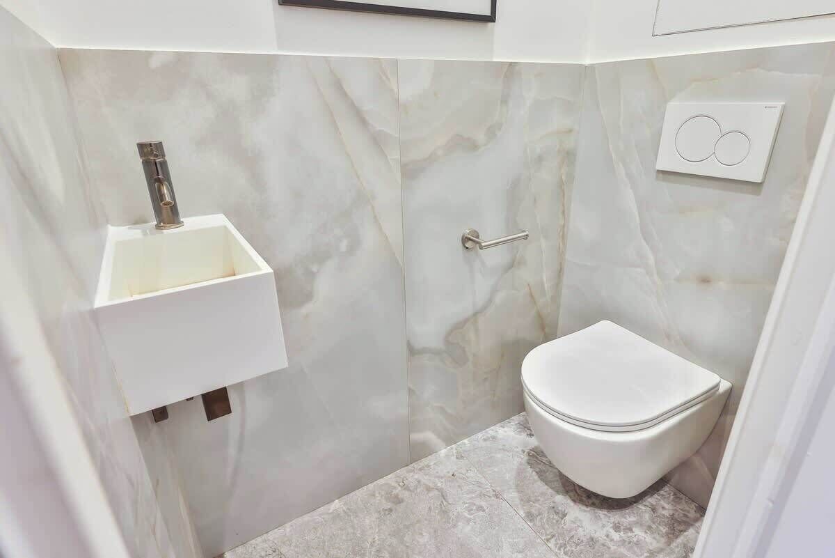 Dusche, Haartrockner, Handtücher, Shampoo