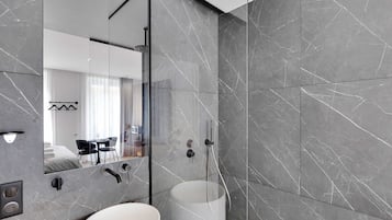 Douche, sĂšche-cheveux, serviettes fournies, shampoing