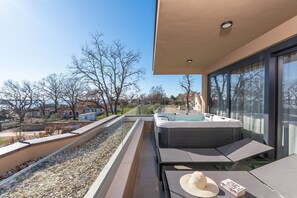 Terrace/patio - Luxurious Apartment with Jacuzzi, Sea View, and Balcony in Istria (Brtonigla)