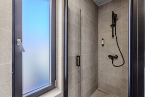 Douche, sèche-cheveux, serviettes fournies