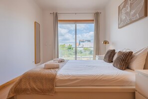 2 bedrooms, iron/ironing board, internet, bed sheets