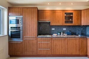 Een koelkast, een microgolfoven, een oven, een kookplaat