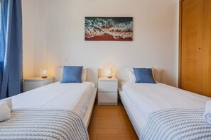 2 bedrooms, iron/ironing board, internet, bed sheets