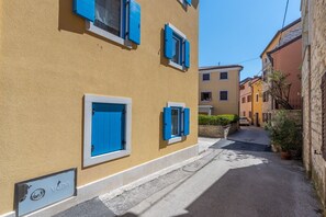 Exterior - Newly Renovated Rustic Apartment in the Heart of Novigrad's City Center, Just Steps from the Beach (Novigrad)