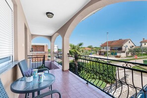 Terrace/patio - Comfortable Apartment in a Quiet Location, Just 2 km from Novigrad’s City Center and Beach (Novigrad)