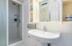 Shower, towels - Charming City-Center Cottage Just 20 Meters from the Beach in Novigrad (Novigrad)