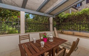 Outdoor dining - Charming City-Center Cottage Just 20 Meters from the Beach in Novigrad (Novigrad)