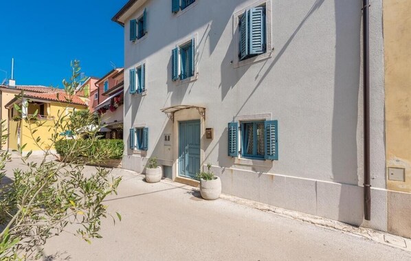 Exterior - Charming City-Center Cottage Just 20 Meters from the Beach in Novigrad (Novigrad)