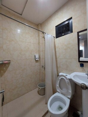 Family House, 3 Bedrooms, Non Smoking, Garden View | Bathroom | Towels, toilet paper