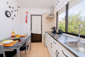 Kylskåp, mikrovågsugn, ugn och spishäll