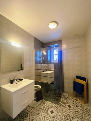 Dusche, Handtücher, Toilettenpapier