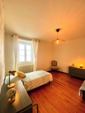 2 bedrooms, WiFi, bed sheets - Gîte d'Ossau, cosy apartment in the heart of the Sainte Croix district (Oloron-Sainte-Marie)