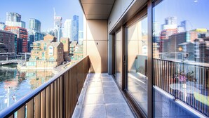 Deluxe-Apartment, Balkon, Flussblick | Terrasse/Patio