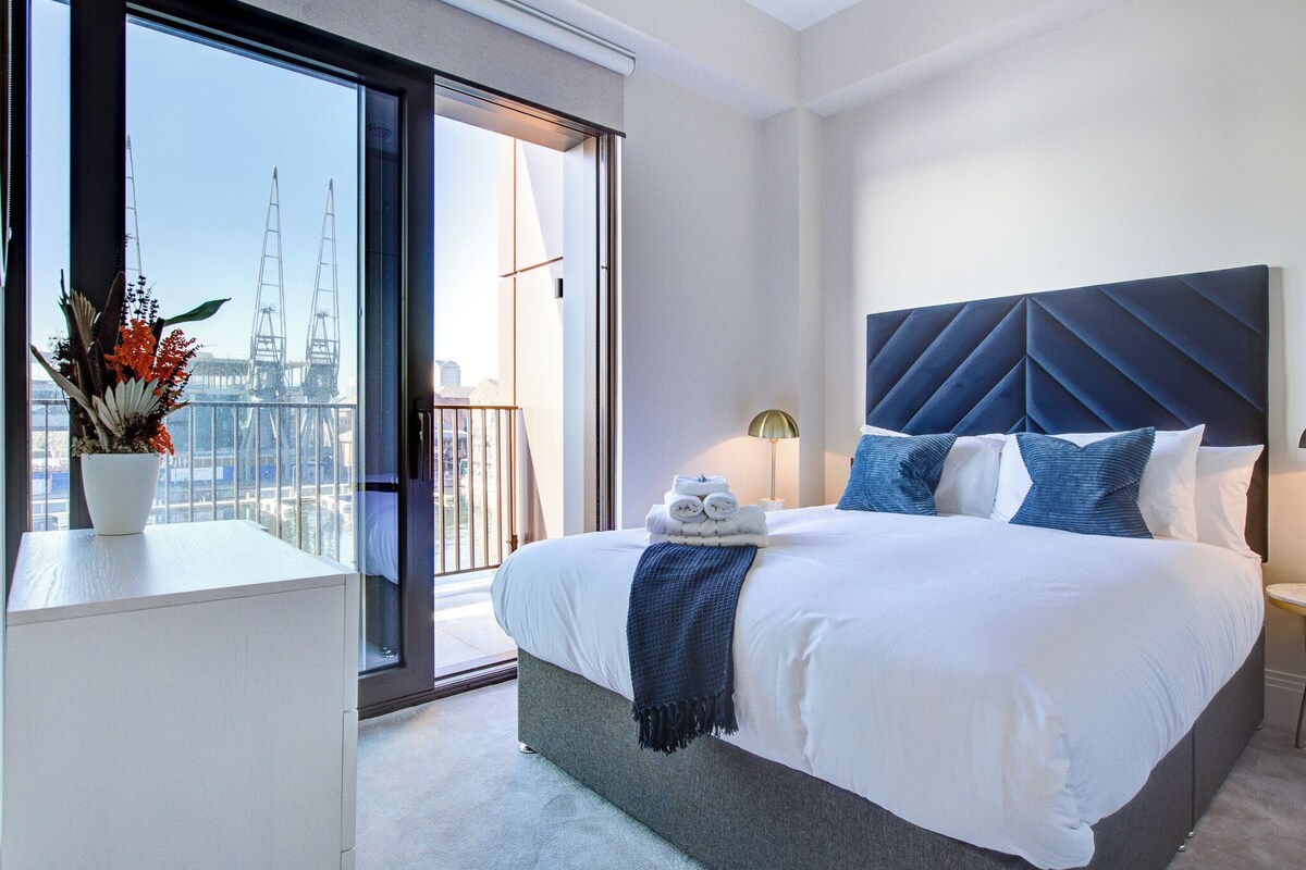 Deluxe-Apartment, Balkon, Flussblick | Zimmersafe, Schreibtisch, laptopgeeigneter Arbeitsplatz