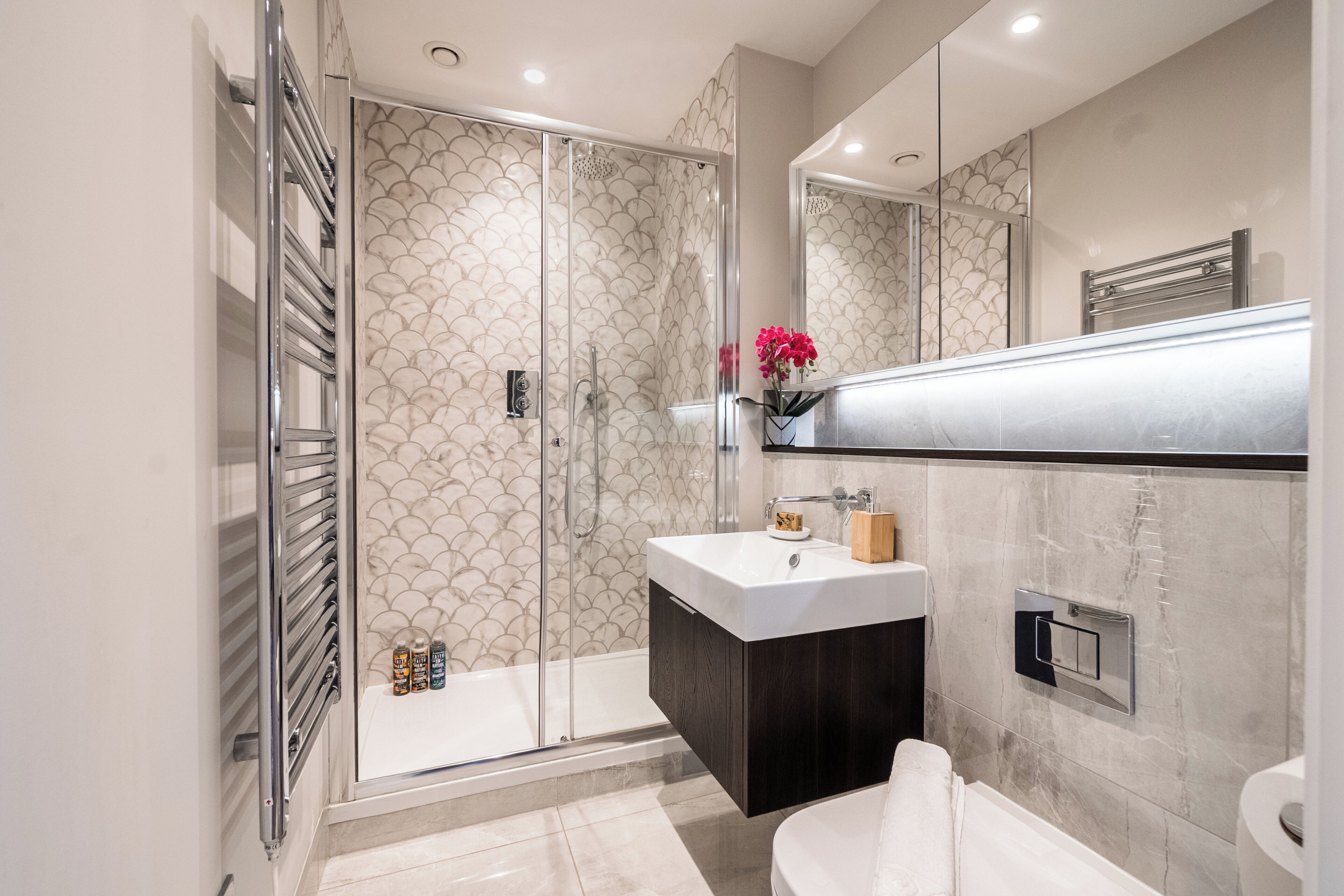 Apartamento Confort | Baño | Secador de pelo, toallas, jabón y champú